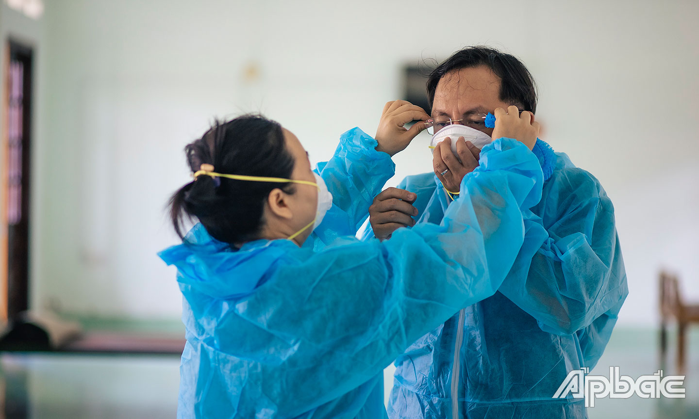 TS.BS Đỗ Quang Thành chuẩn bị vào khu cách ly thăm khám bệnh nhân Covid-19.     Ảnh: PHÚC THỊNH