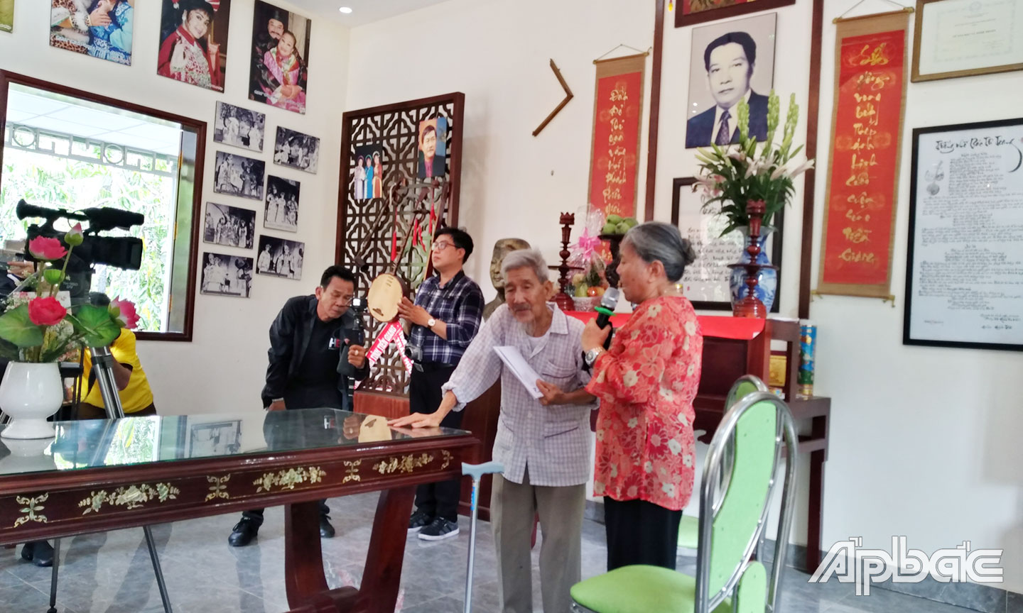 Khách đến tham quan Nhà lưu niệm Soạn giả - Liệt sĩ Trần Hữu Trang.