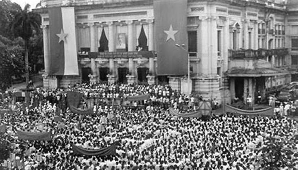 Cuộc mít-tinh phát động khởi nghĩa giành chính quyền do Mặt trận Việt Minh tổ chức tại Nhà hát lớn Hà Nội ngày 19-8-1945.