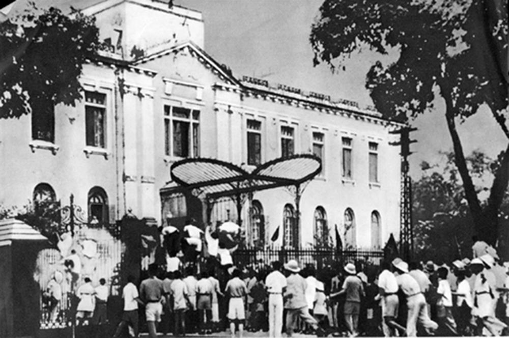 Giành chính quyền tại Bắc Bộ phủ (Hà Nội) ngày 19-8-1945.