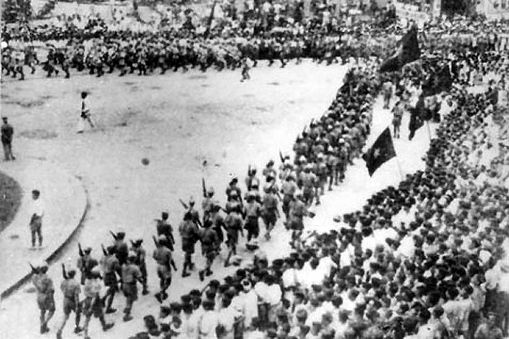 Đoàn Giải phóng quân ở Việt Bắc về duyệt binh ở Quảng trường Nhà hát Lớn, Hà Nội ngày 28-8-1945.