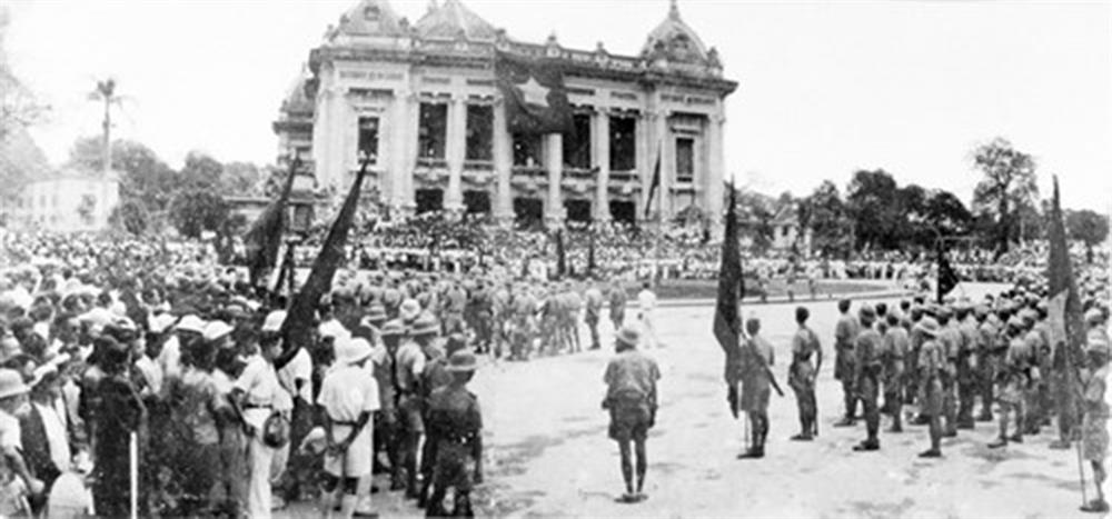 Các đội quân du kích từ các chiến khu tiến vào Hà Nội, tập trung trước Nhà hát lớn, ngày 30-8-1945.