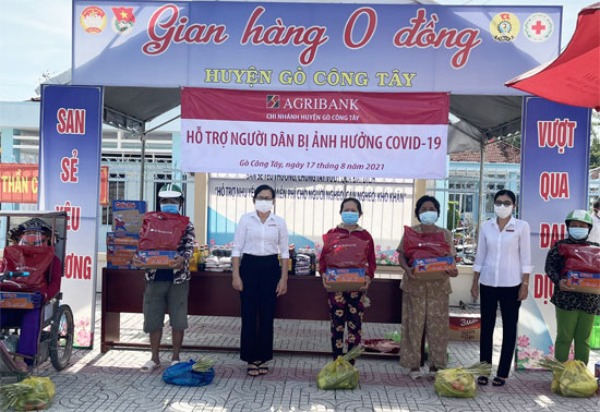 Lãnh đạo Agribank Chi nhánh huyện Gò Công Tây cùng người dân tại Phiên chợ 0 đồng.