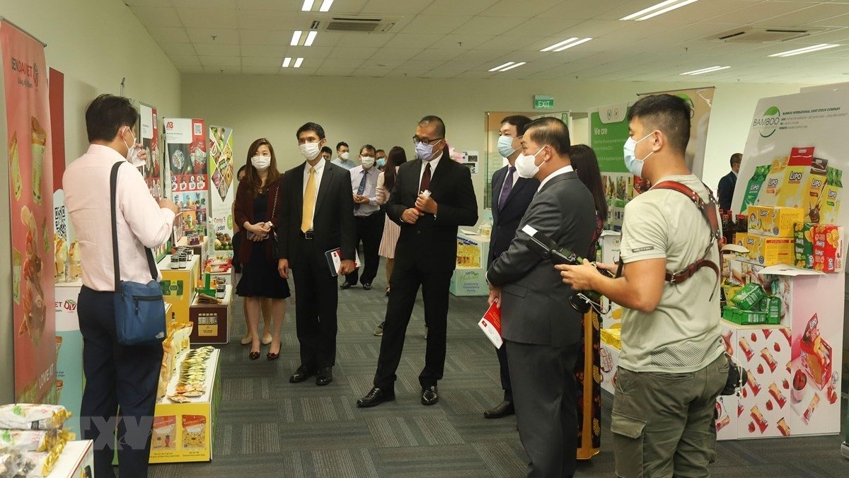 Vietnamese products are introduced to Singaporean companies at the event. (Photo: VNA).