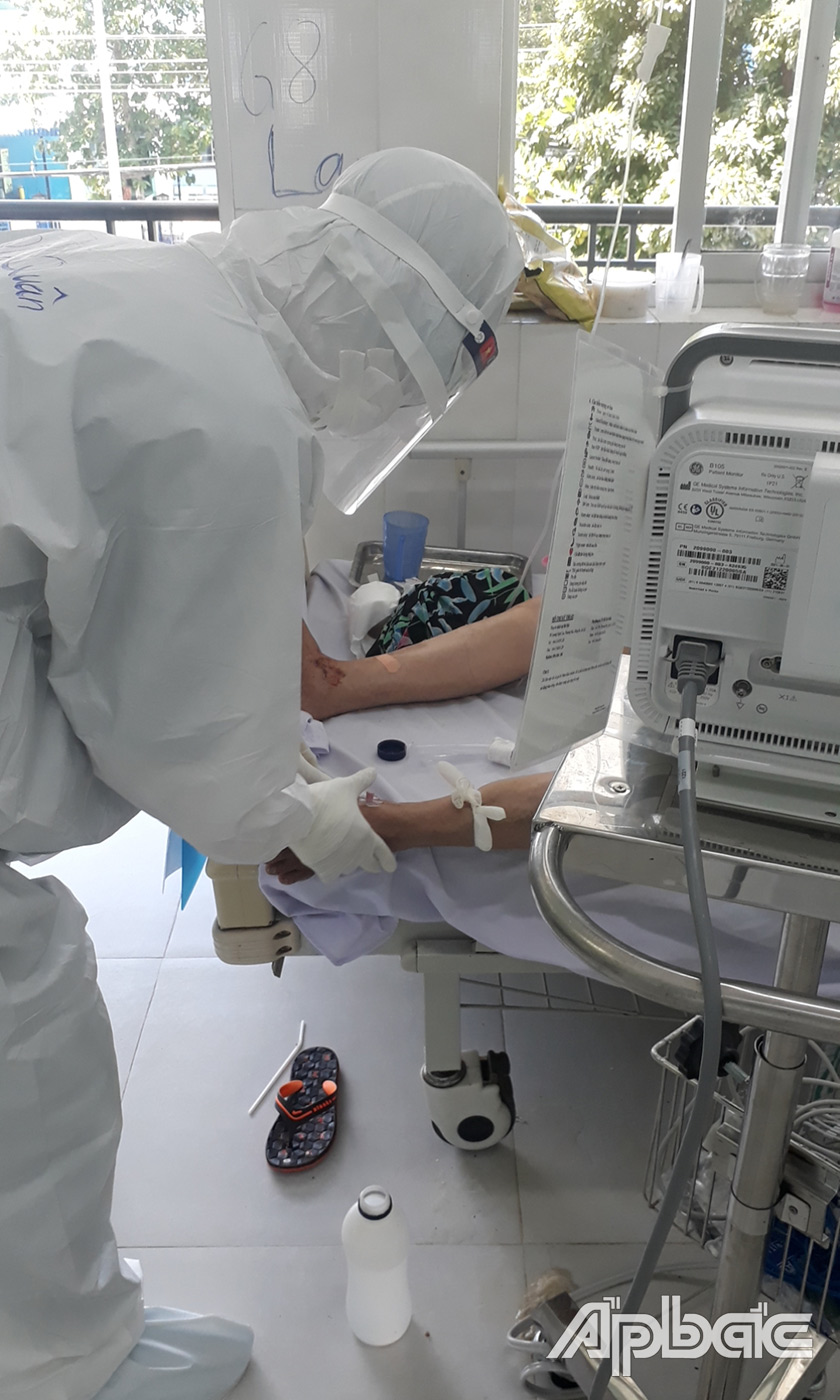 BS khám bệnh cho BN F0 tại Trung tâm Hồi sức bệnh nhân Covid-19 (ICU) thuộc Bệnh viện Đa khoa trung tâm Tiền Giang 