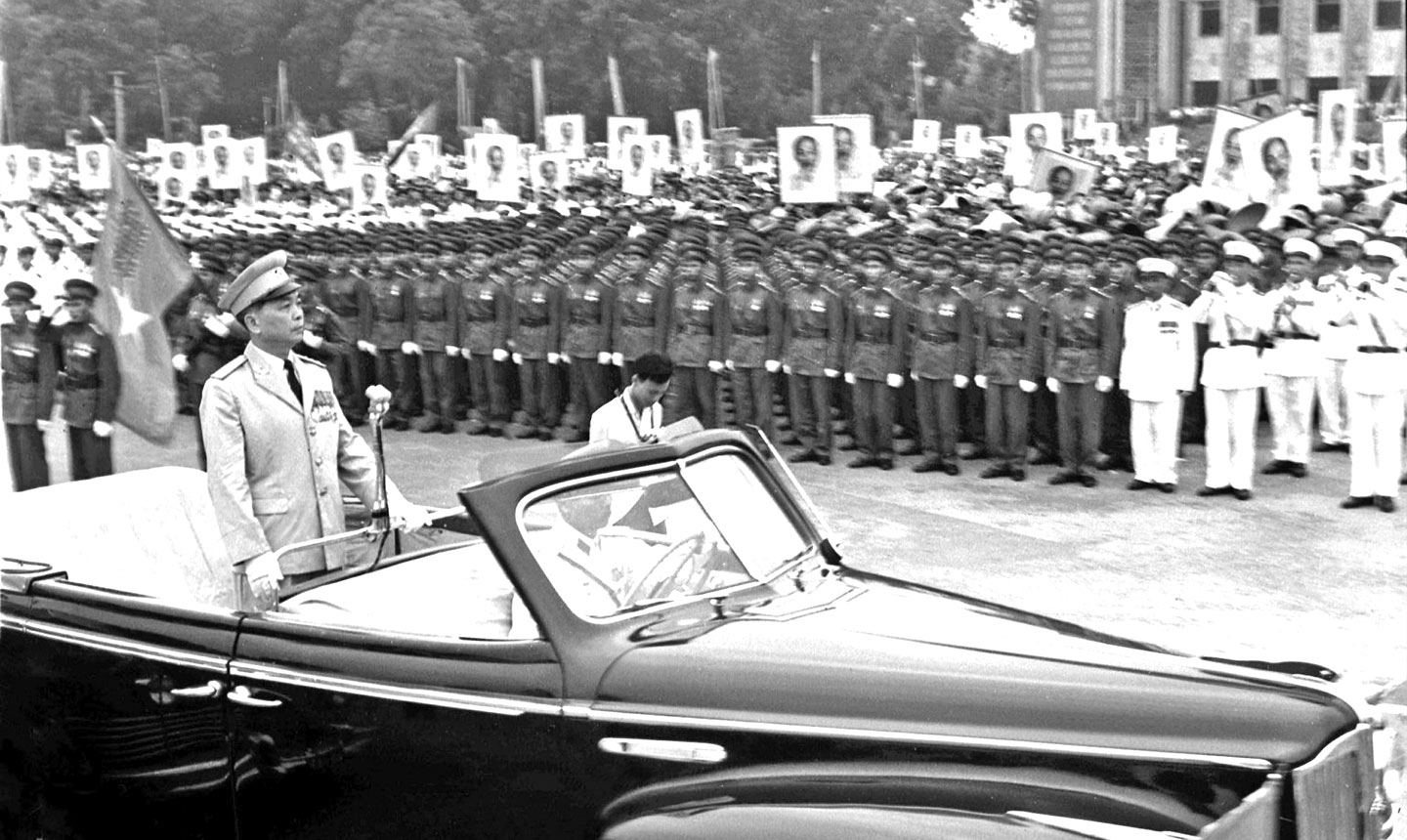 Đại tướng Võ Nguyên Giáp tại Lễ duyệt binh trên Quảng trường Ba Đình, Hà Nội, ngày 2-9-1975.                      Ảnh: TTXVN