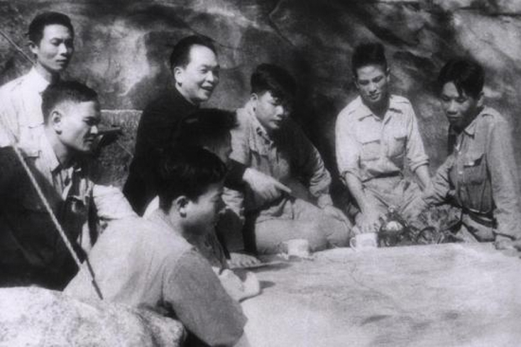 7- Đại tướng Võ Nguyên Giáp cùng các tướng lĩnh Quân đội ta hoạch định kế hoạch tấn công Điện Biên Phủ tháng 3-1954. (Ảnh TTXVN).