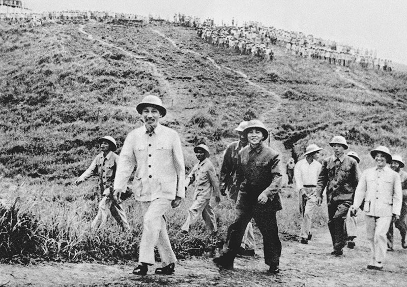 6-  Bác Hồ và Đại tướng Võ Nguyễn Giáp thăm bộ đội diễn tập năm 1957.