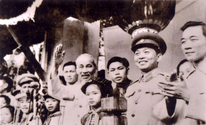 5- Chủ tịch Hồ Chí Minh và Đại tướng Võ Nguyên Giáp về thăm đồng bào Tây Bắc, dự lễ kỷ niệm 5 năm chiến thắng Điện Biên Phủ.