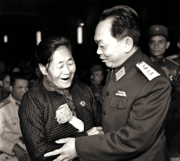 14- Đại tướng Võ Nguyên Giáp và mẹ Suốt tại Đại hội Anh hùng chiến sỹ thi đua toàn quốc ngày 28-12-1966. Ảnh: Tư liệu