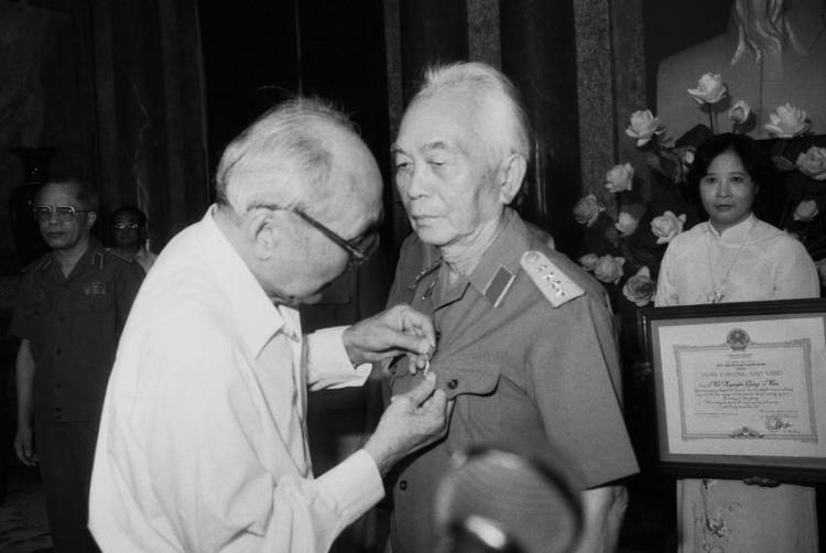 12 - Chủ tịch Hội đồng Nhà nước Võ Chí Công trao tặng Huân chương Sao Vàng cho Đại tướng Võ Nguyên Giáp, ngày 20/8/1992. (Ảnh: Xuân Tuân/TTXVN)
