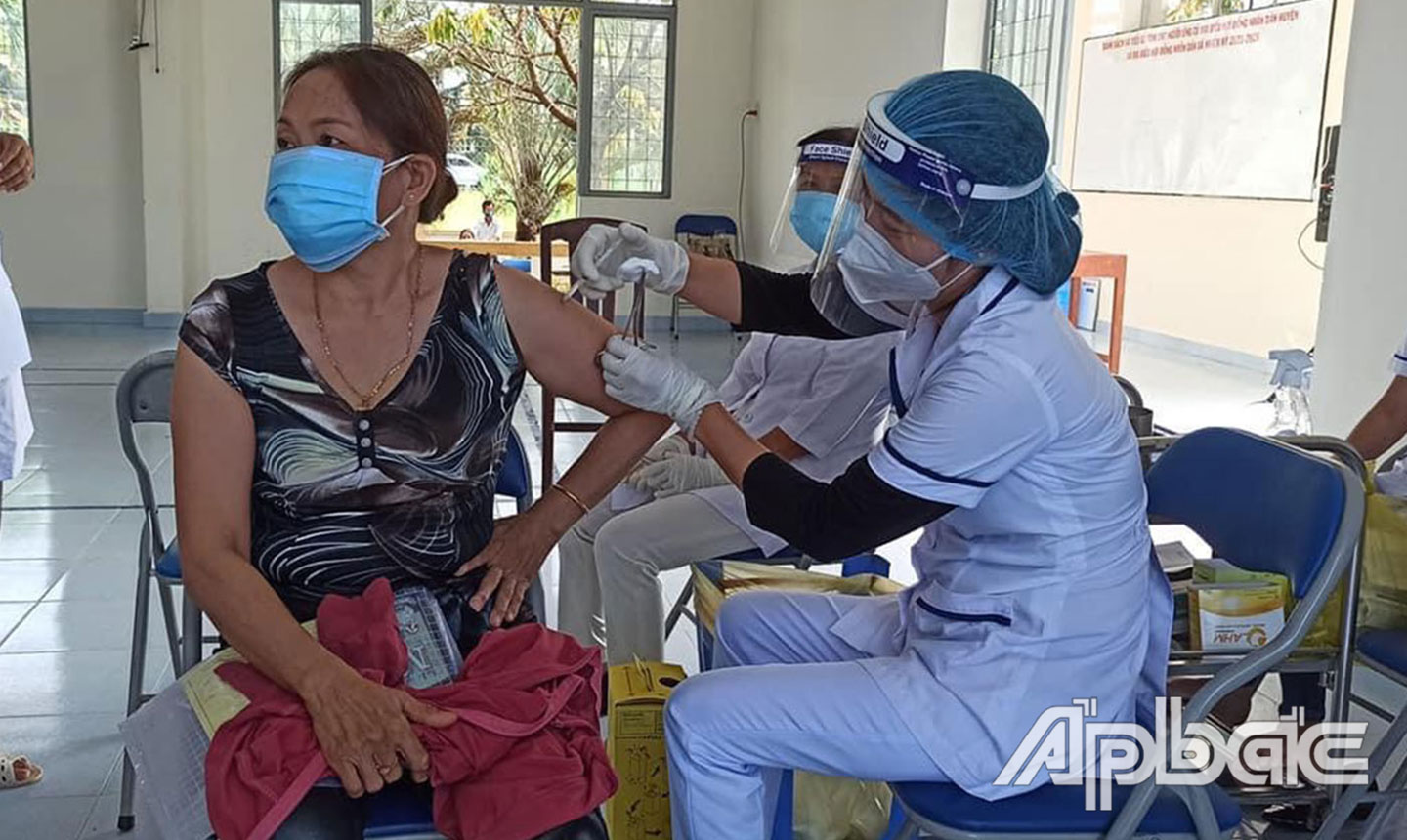 Tổ chức tiêm vắc xin phòng Covid-19 cho người dân ở huyện Gò Công Tây.