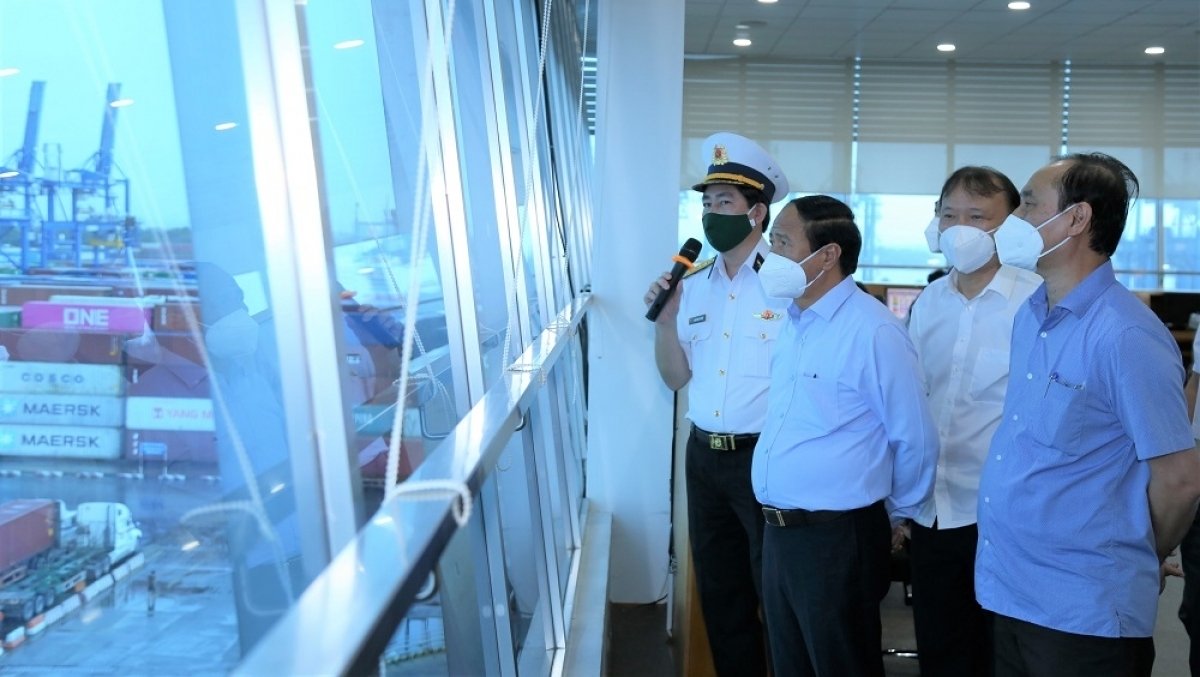 Deputy Prime Minister Le Van Thanh inspects the transportation of goods at Tan Cang Cat Lai port. (Photo: VOV).