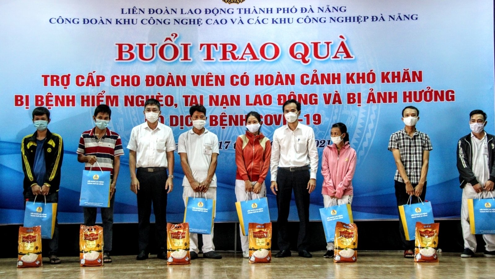 Workers affected by COVID-19 receive support from a trade union organisation in Da Nang.