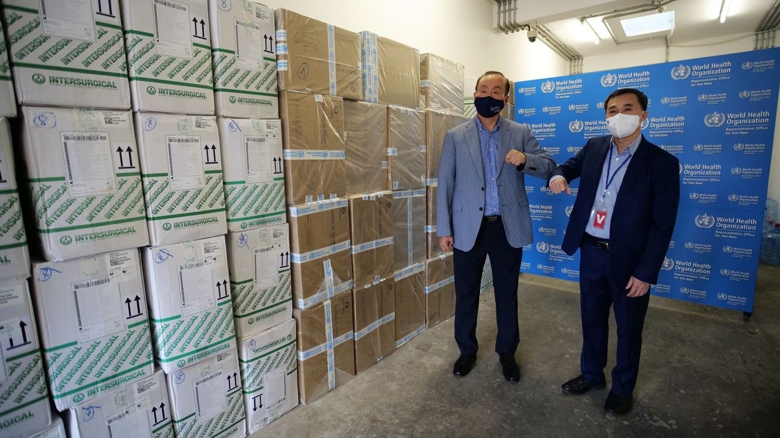 WHO presents medical supplies to support Vietnam’s COVID-19 fight (Photo:VNA).