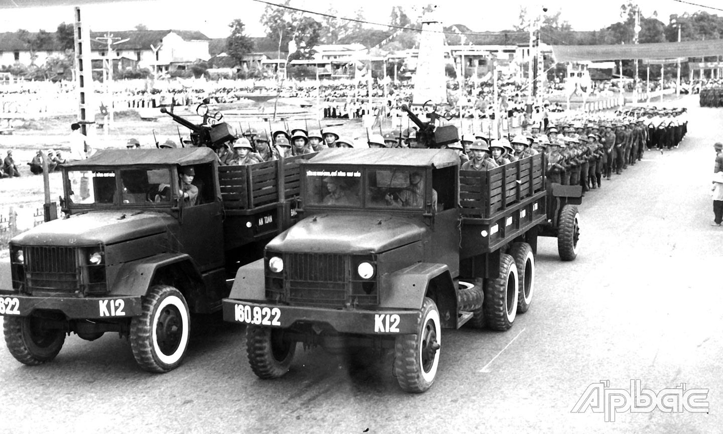 Các lực lượng quân đội diễu hành qua sân lễ tại Lễ kỷ niệm 33 năm Quốc khánh (2-9-1945 - 2-9-1978).	                                                  ảnh: NGUYỄN THIỂU