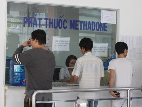 Uống thuốc Methadone để điều trị cai nghiện ma túy ở Trung tâm y tế dự phòng quận 8, Thành phố Hồ Chí Minh. (Ảnh: Phương Vy/TTXVN)