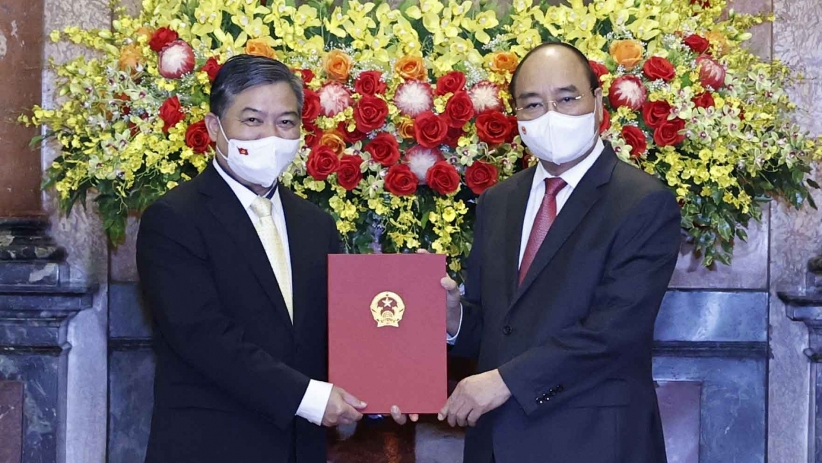 State President Nguyen Xuan Phuc (R) handed over a decision appointing Nguyen Huy Tang as Vietnamese Ambassador to Cambodia during a ceremony held on September 1. (Photo:VGP).
