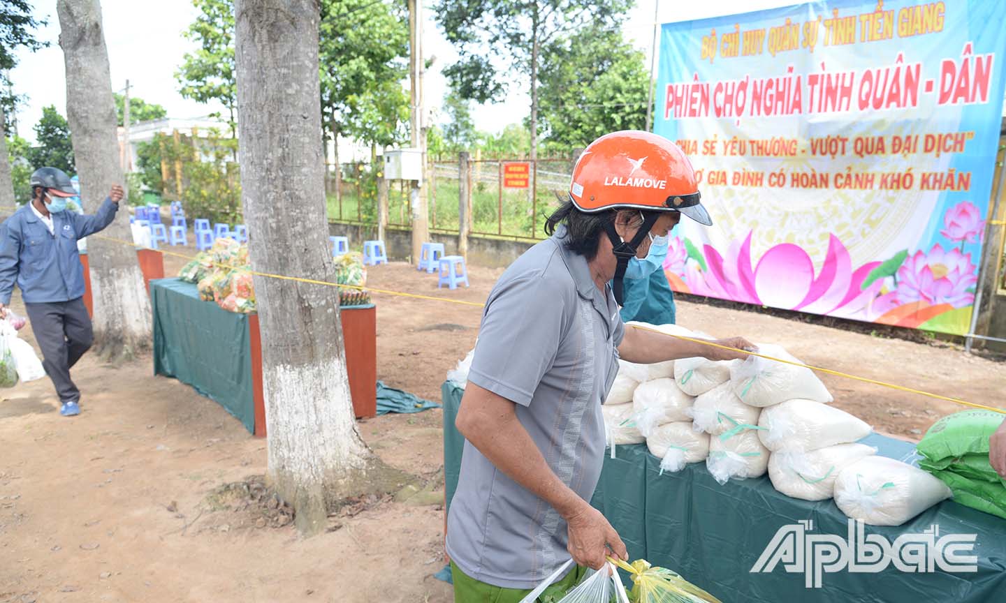 Người dân nhận nhu yếu phẩm miễn phí tại Chương trình Phiên chợ nghĩa tình quân dân do Bộ Chỉ huy Quân sự tỉnh tổ chức tại Ban Chỉ huy Quân sự huyện Tân Phước.