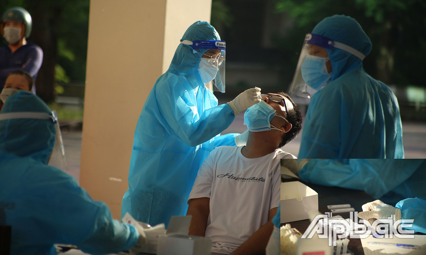 Lực lượng Y tế lấy mẫu xét nghiệm người dân tại xã Trung An (TP. Mỹ Tho) và các mẫu test nhanh cho kết quả ngay sau đó.