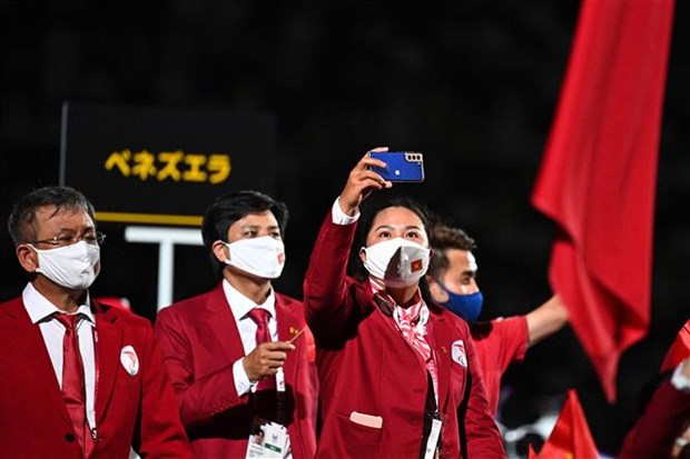 Đoàn thể thao Việt Nam diễu hành tại Lễ khai mạc Paralympic Tokyo 2020 ở Tokyo (Nhật Bản), ngày 24-8-2021. (Ảnh: AFP/ TTXVN)
