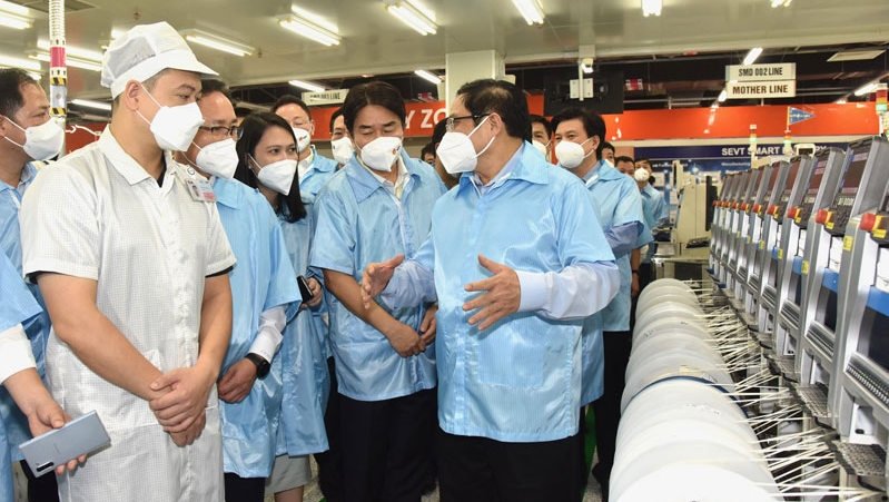 Prime Minister Pham Minh Chinh visits a manufacturing facility of Samsung in Thai Nguyen Province. (Photo: Tran Hai).