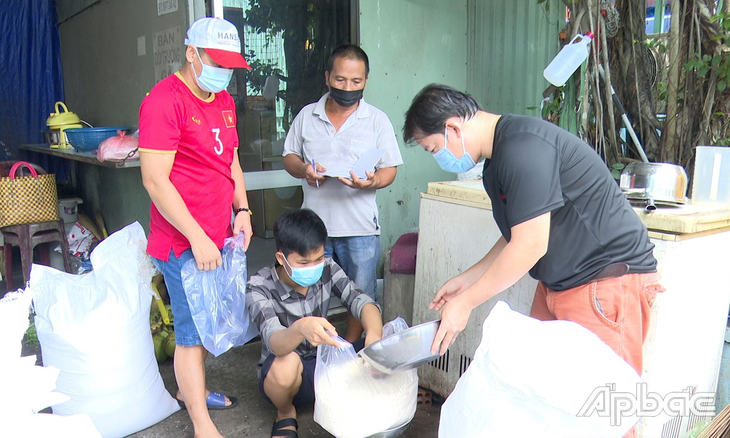 Hỗ trợ gạo cho người thuê trọ gặp khó khăn tại xã Tân Hương (huyện Châu Thành).