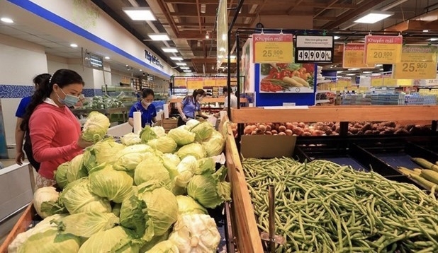 Customers choose vegetables at a supermarket in Ho Chi Minh City during an earlier lockdown. (Photo: VNA).