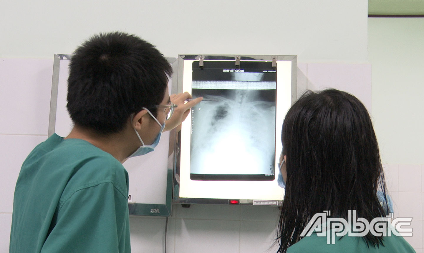 Các bác sĩ đọc phim X-Quang phổi để đánh giá  tình trạng bệnh của bệnh nhân.