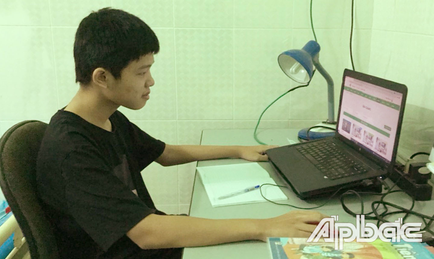 Em Đoàn Duy An, học sinh lớp 92, Trường THCS Trung An đang tham gia học trực tuyến với lớp.  