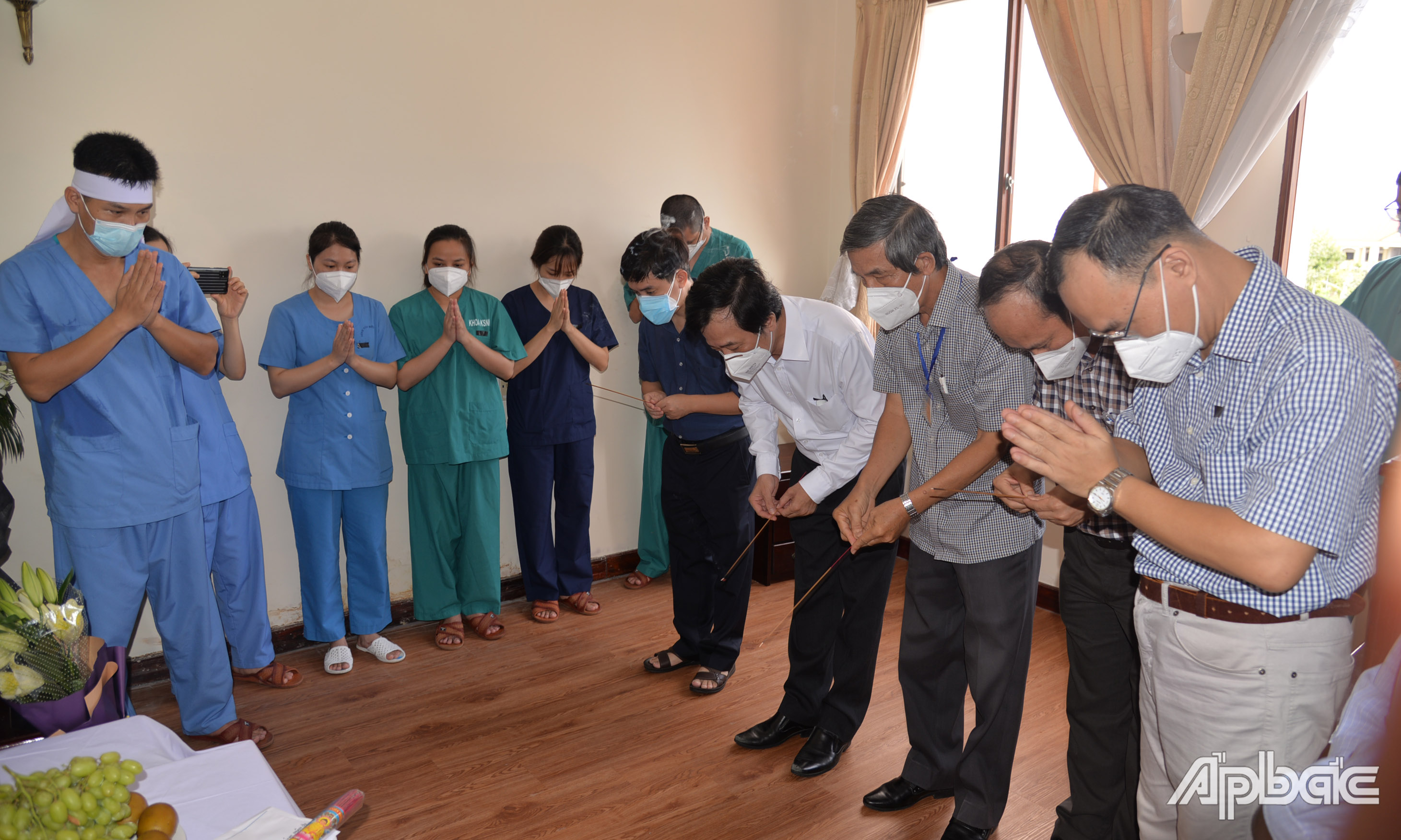 Lãnh đạo Bệnh viện Đa khoa Trung tâm tỉnh Tiền Giang đã đến thắp hương tại lễ viếng và chia buồn cùng điều dưỡng Sử.