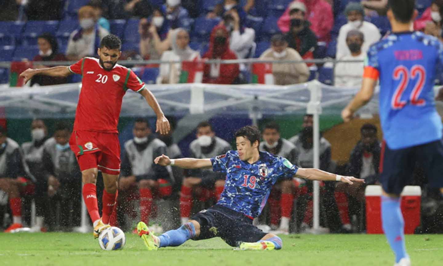 Nhật Bản (áo xanh) có thất bại sốc trước Oman ở lượt trận đầu tiên. Ảnh: Vietnamnet.vn