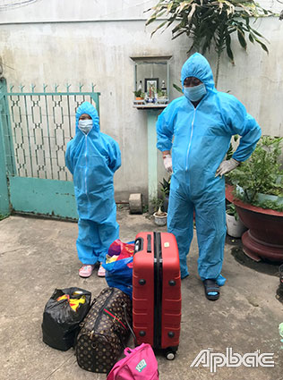 Anh Nguyễn Văn U. và cháu Nguyễn Ngọc Bảo Q. chuẩn bị để xe đưa đến Bệnh viện Dã chiến số 4 (ảnh do gia đình cung cấp).