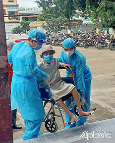 Các tình nguyện viên y tế Trường Đại học Tiền Giang hỗ trợ người khuyết tật  trong đợt tiêm chủng cộng đồng tại TP. Mỹ Tho.