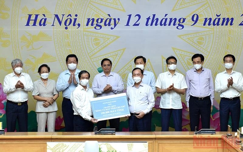 Prime Minister Pham Minh Chinh witnesses the donation of computers for the programme. (Photo: NDO/Tran Hai).