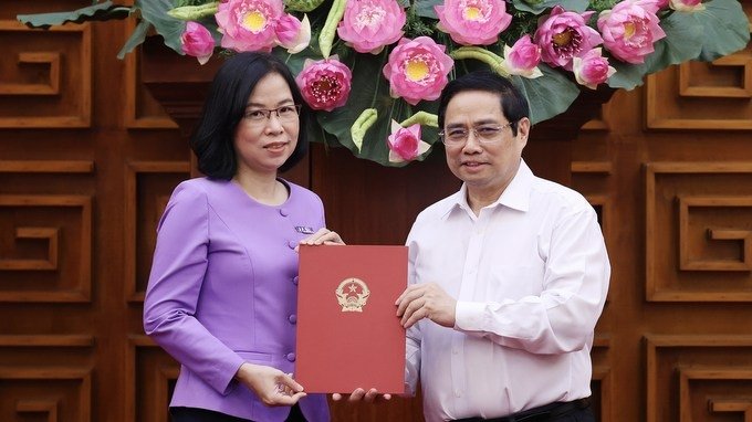 PM Pham Minh Chinh hands over appointment decision to Vietnam News Agency’s General Director Vu Viet Trang. (Photo: VNA).