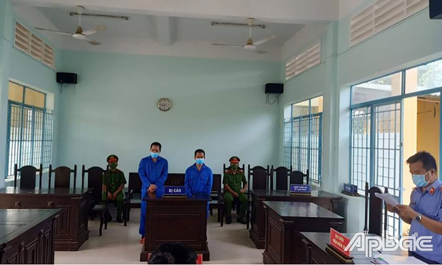 Viện kiểm sát Tân Phước đọc cáo trạng 2 bị cáo trước Hội đồng xét xử.