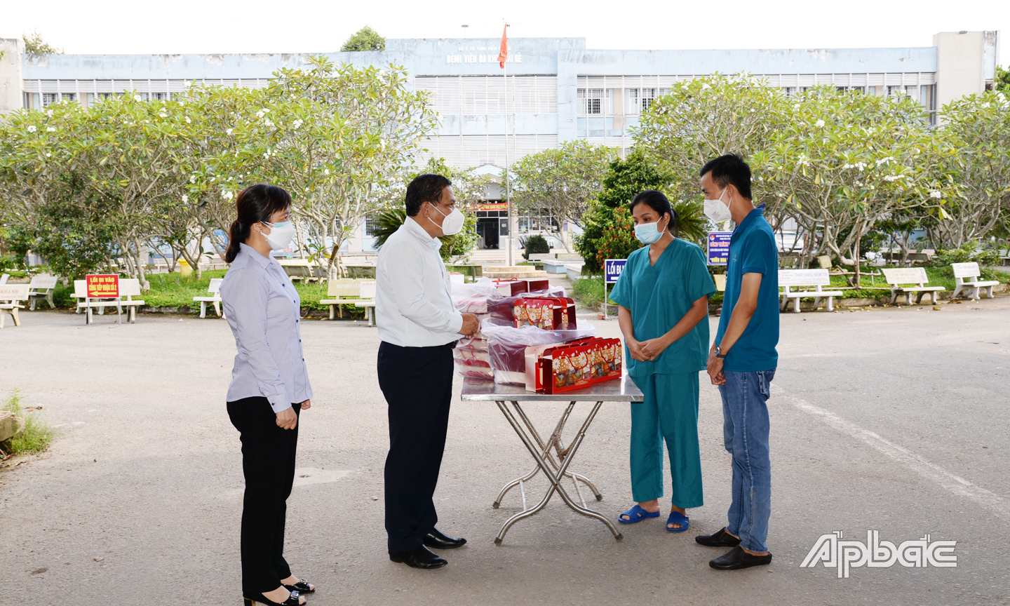 Đồng chí Lý Văn Cẩm trao quà đến Bệnh viện dã chiến số 4  cơ sở Trung tâm Y tế huyện Cái Bè