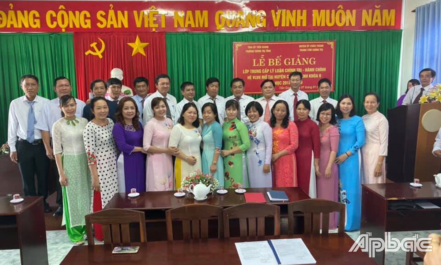 Huyện ủy Châu Thành phối hợp Trường Chính trị tỉnh Tiền Giang mở lớp Trung cấp Chính trị - Hành chính tại huyện  (ảnh chụp trước khi dịch Covid-19 bùng phát). 