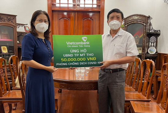 Bà Nguyễn Thị Tuyết - Giám đốc Vietcombank Tiền Giang trao tiền hỗ trợ phòng chống dịch Covid-19 tại TP Mỹ Tho.