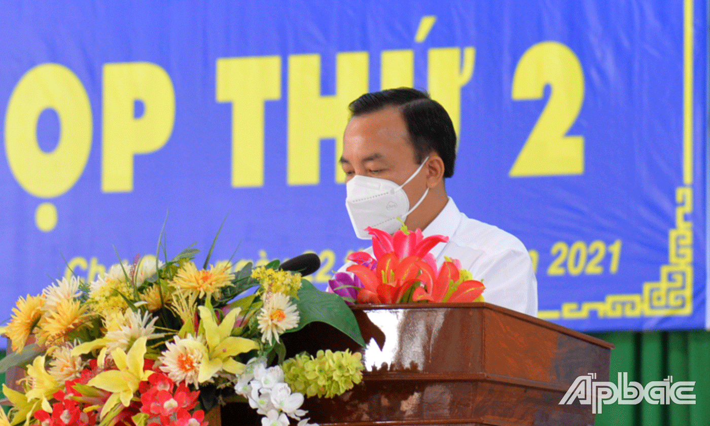 Đồng chí Phạm Hùng Vinh, Chủ tịch HĐND huyện Chợ Gạo phát biểu tại kỳ họp.
