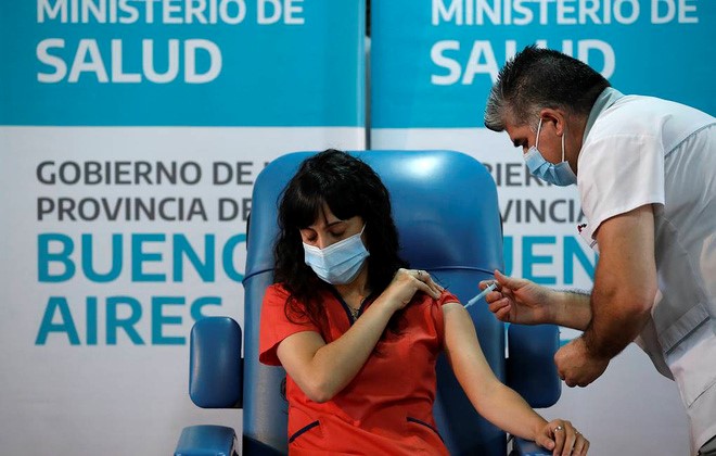 Một người dân tỉnh Buenos Aires của Argentina được tiêm vaccine Sputnik V.