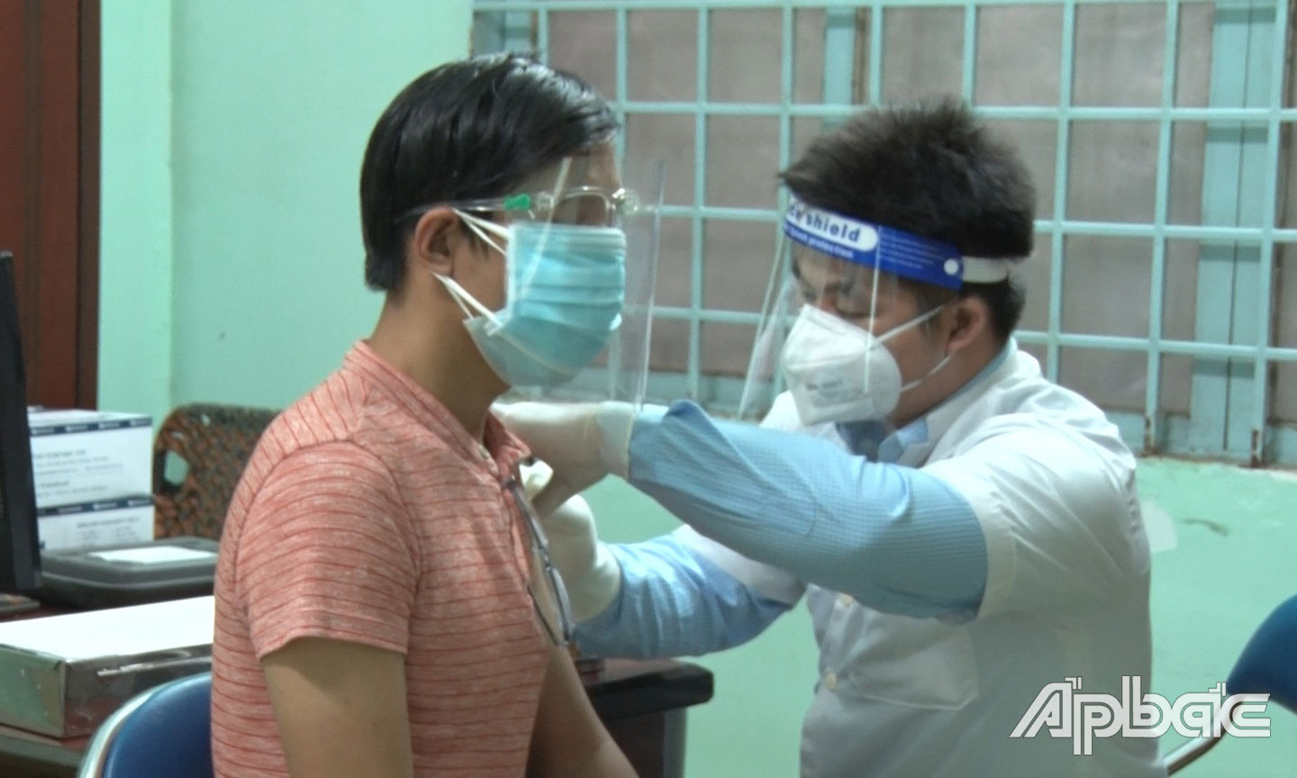 Ảnh. Y , Bác sĩ Trung tâm Y tế thị xã Cai Lậy tiêm vaccine phong Covid-19  cho người dân