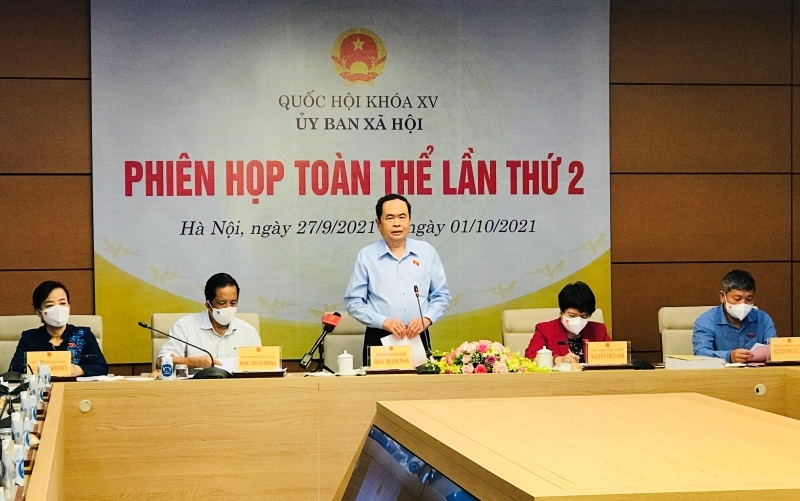 of Politburo member and Permanent NA Vice Chairman Tran Thanh Man speaks at the session.
