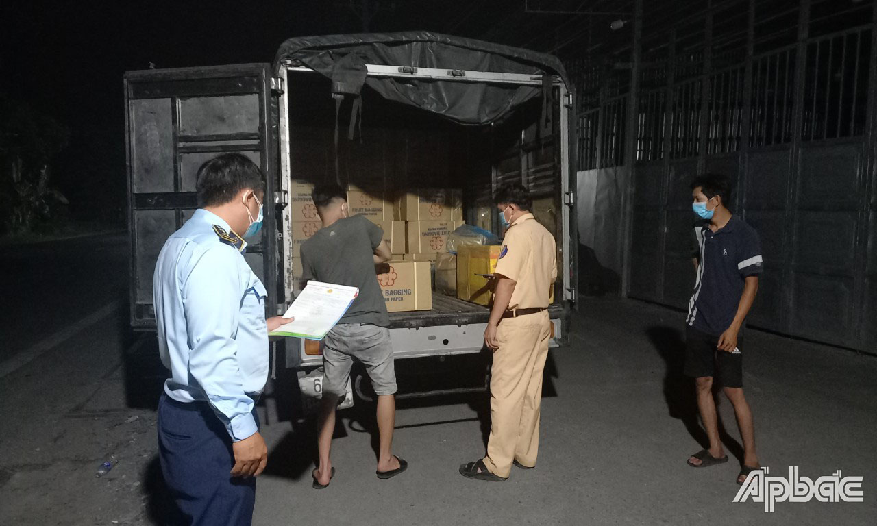 Phương tiện chở hàng hóa vi phạm nhãn hàng hóa tại Chốt kiểm soát dịch Covid-19 cầu Cái Lân, huyện Cái Bè.
