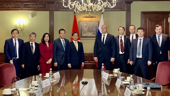 At the meeting between Vietnamese Minister of Foreign Affairs Bui Thanh Son (fifth from left) and Russian Deputy Prime Minister Dmitry Chernyshenko. (Photo: baoquocte.vn).