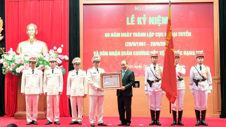 President Nguyen Xuan Phuc grants the Fatherland Defence Order, second class, to the undercover police department.