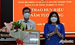 Trao Huy hiệu 30 năm tuổi Đảng cho đảng viên Đoàn Kiếm Quang