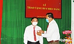 Trao Huy hiệu 30 năm tuổi Đảng cho đồng chí Nguyễn Văn Trúng