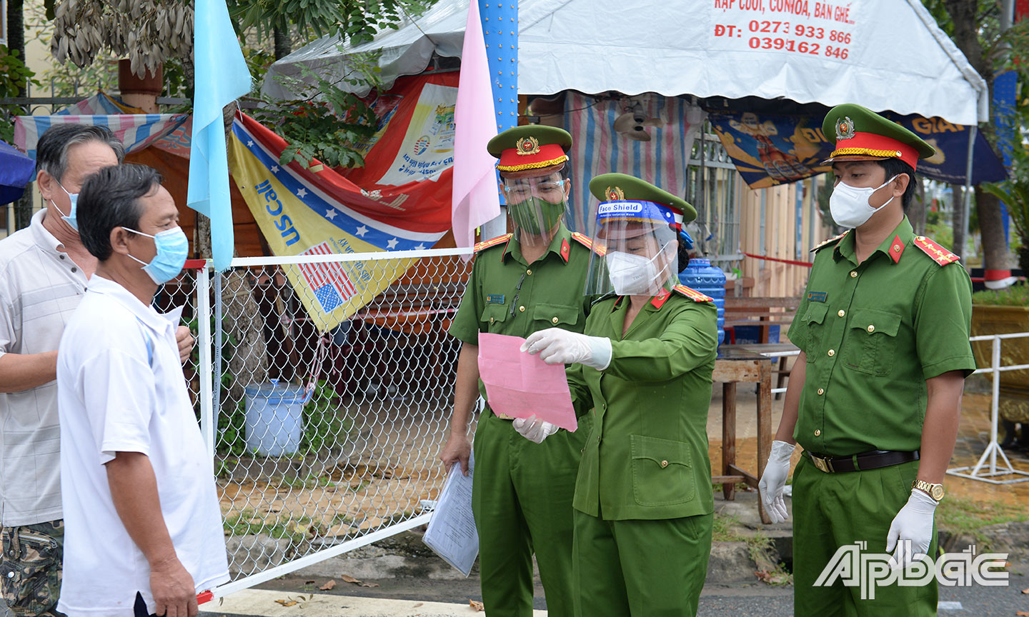 Thượng tá Đặng Việt Bình (thứ 3 từ phải sang) kiểm tra công tác phòng, chống Covid-19.